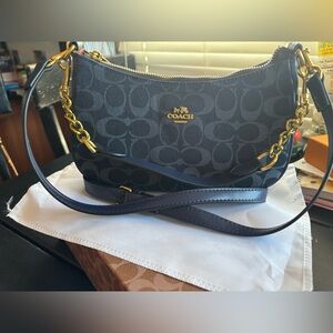 beautiful womens purse, good condition and very good quality.